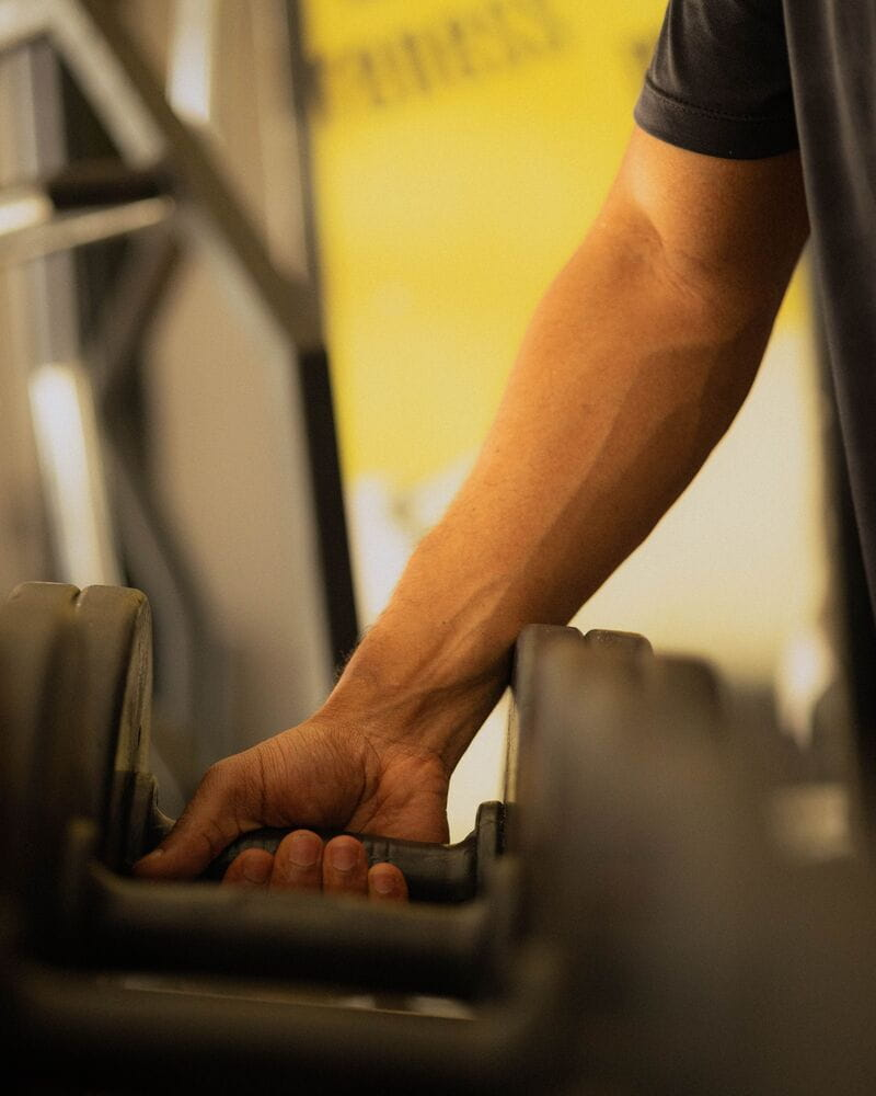 Une personne réalise un exercice de renforcement avec son coach